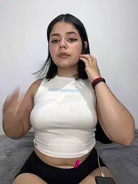 Snapshot of pretty_angela1 chatting on 02.05.25 pretty angela1 online show from 02.05.25