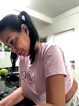 Snapshot of KarolRubi1 chatting on 11.22.25 KarolRubi1 online show from 11.22.25