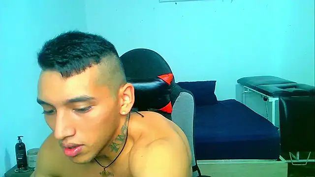 Snapshot of David_Adams2003 chatting on 01.04.25 David Adams2003 online show from 01.04.25