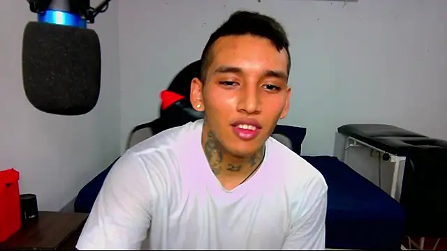 Snapshot of David_Adams2003 chatting on 01.10.25 David Adams2003 online show from 01.10.25