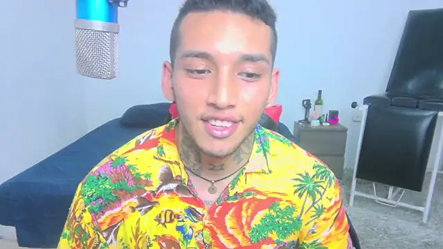 Snapshot of David_Adams2003 chatting on 03.01.25 David Adams2003 online show from 03.01.25