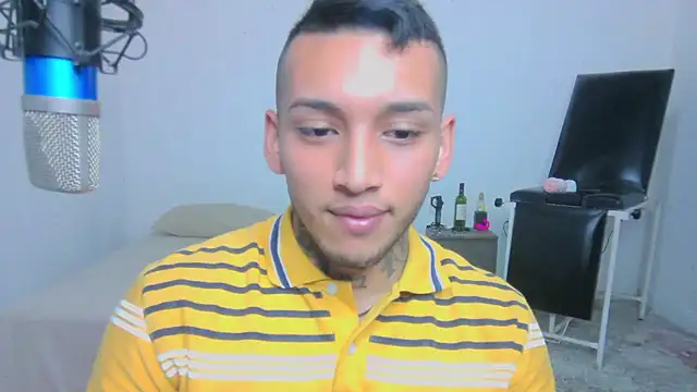 Snapshot of David_Adams2003 chatting on 03.04.25 David Adams2003 online show from 03.04.25