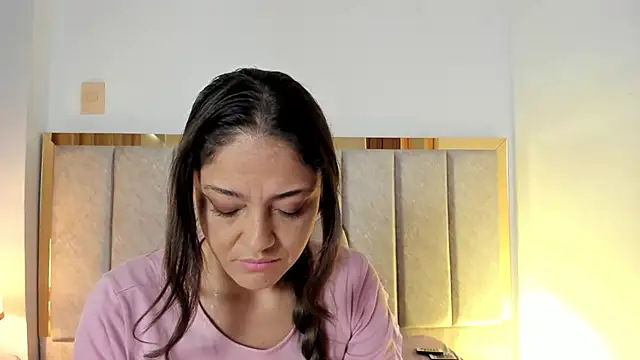 Snapshot of EloiseQuinn chatting on 10.14.25 EloiseQuinn online show from 10.14.25