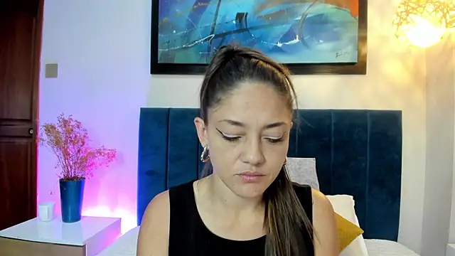 Snapshot of EloiseQuinn chatting on 12.18.25 EloiseQuinn online show from 12.18.25