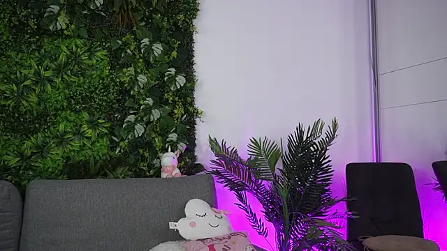 Snapshot of amiraroshen chatting on 11.22.25 amiraroshen online show from 11.22.25