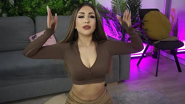 Snapshot of amiraroshen chatting on 11.24.25 amiraroshen online show from 11.24.25