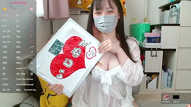 Snapshot of pipimi_khaos chatting on 10.05.25 pipimi khaos online show from 10.05.25