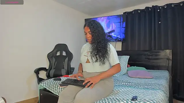 Snapshot of madisonbrunette chatting on 10.14.25 madisonbrunette online show from 10.14.25