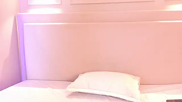 NaomiKlarc online show from 11.25.25