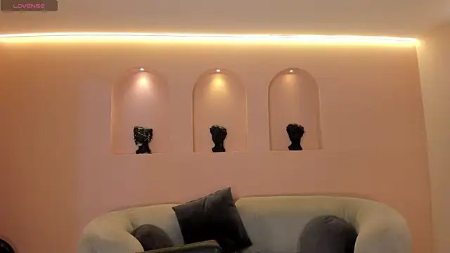 NiaSalvatore online show from 10.30.25