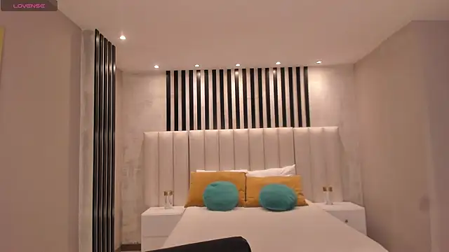 NiaSalvatore online show from 12.01.25