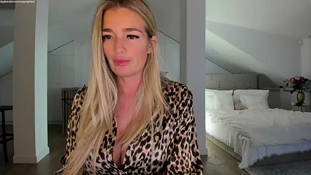 Yourhotqueeen online show from 01.12.26