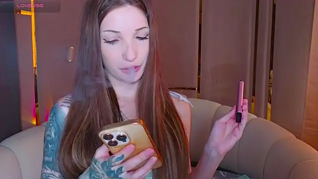Snapshot of emilytrays chatting on 07.17.26 emilytrays online show from 07.17.26