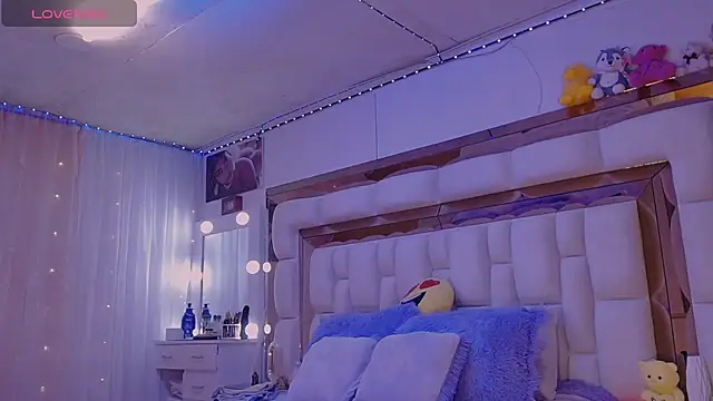 Snapshot of Aliana_Ross chatting on 10.16.25 Aliana Ross online show from 10.16.25