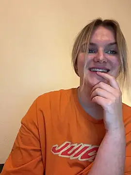 Snapshot of shiny_bunnyyy chatting on 01.05.25 shiny bunnyyy online show from 01.05.25