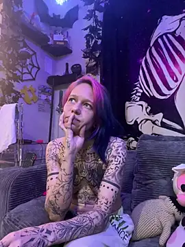 Snapshot of trashbrat chatting on 04.28.26 trashbrat online show from 04.28.26