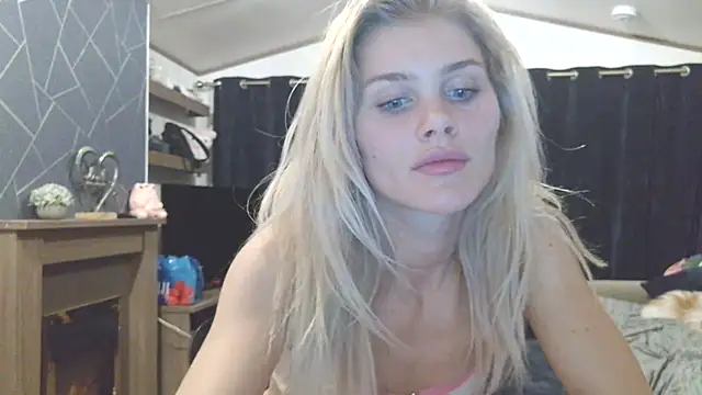 Snapshot of English_Teen_Evelyn chatting on 01.25.25 English Teen Evelyn online show from 01.25.25