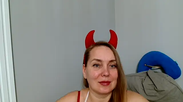 Lolawhite8 online show from 03.18.25