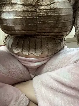 Snapshot of Red-Magic-25 chatting on 02.15.25 Red-Magic-25 online show from 02.15.25