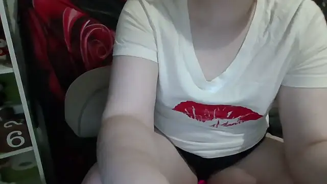 Snapshot of AverageRose chatting on 06.18.26 AverageRose online show from 06.18.26