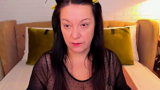Snapshot of SarahGrays chatting on 10.11.25 SarahGrays online show from 10.11.25