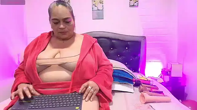 Snapshot of VickyBoobss chatting on 06.10.26 VickyBoobss online show from 06.10.26