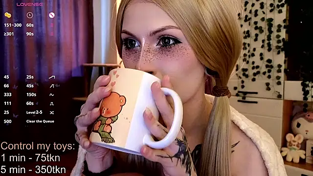 Snapshot of Emily__Mooree chatting on 10.01.25 Emily Mooree online show from 10.01.25