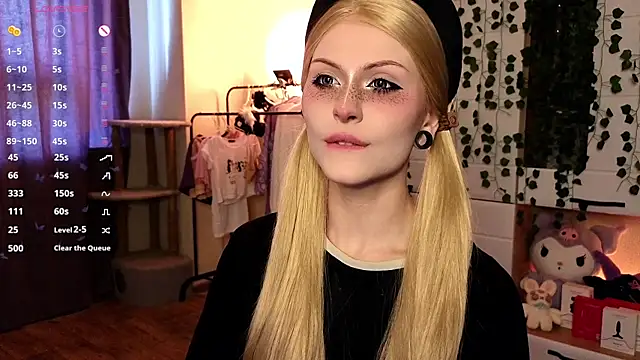 Snapshot of Emily__Mooree chatting on 10.04.25 Emily Mooree online show from 10.04.25