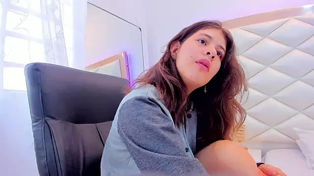 Snapshot of MiaQueen021 chatting on 02.10.25 MiaQueen021 online show from 02.10.25