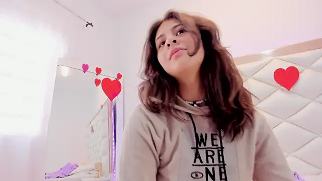 Snapshot of MiaQueen021 chatting on 02.14.25 MiaQueen021 online show from 02.14.25