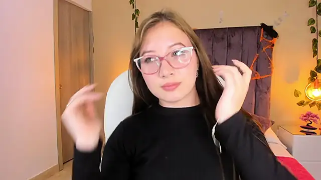 Dahlia Rousse online show from 10.03.25