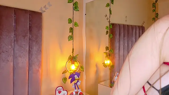 Dahlia Rousse online show from 04.12.26