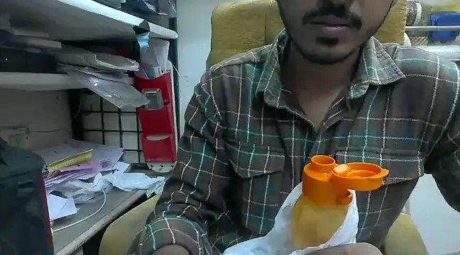 Snapshot of cute_modell chatting on 01.18.25 cute modell online show from 01.18.25