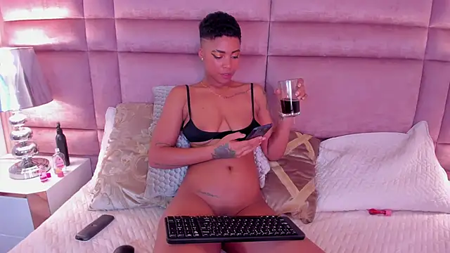 LuciaWallace online show from 02.04.25