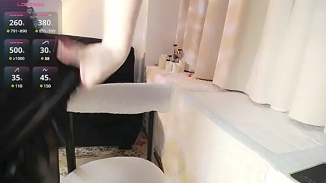 Hey-Cute online show from 02.15.25