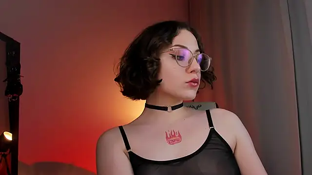 Eva Moss  online show from 02.25.25