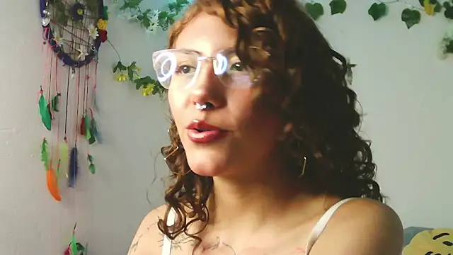 Snapshot of zoe_ch_ chatting on 09.16.25 zoe ch online show from 09.16.25