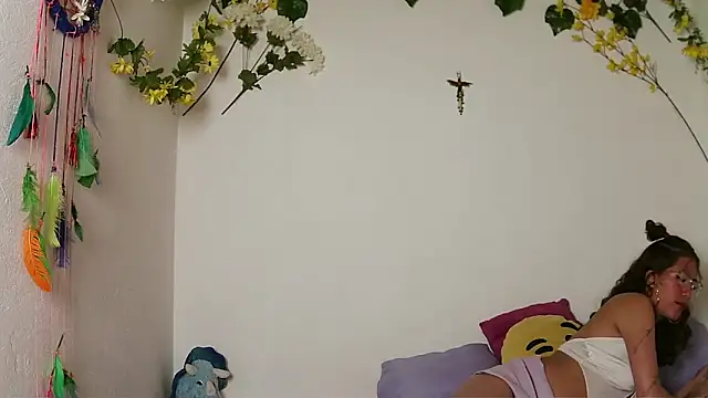 Snapshot of zoe_ch_ chatting on 10.13.25 zoe ch online show from 10.13.25