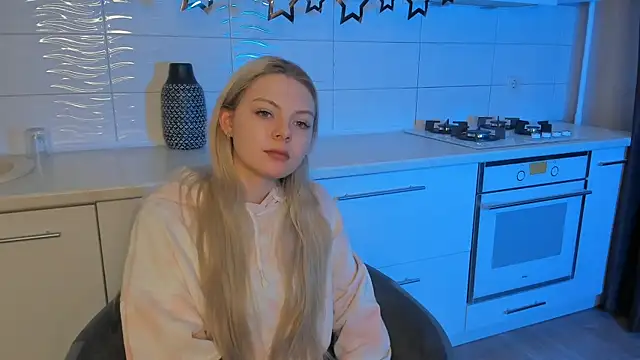 Snapshot of SynnoveEyre chatting on 01.22.25 SynnoveEyre online show from 01.22.25