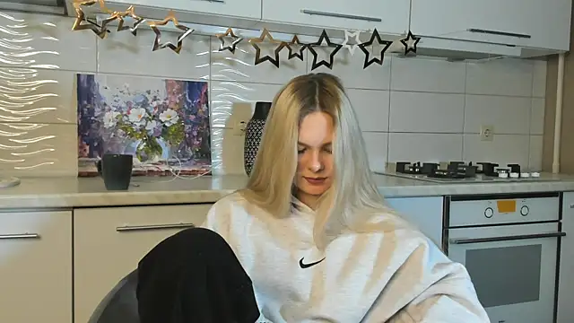 Snapshot of SynnoveEyre chatting on 02.03.25 SynnoveEyre online show from 02.03.25