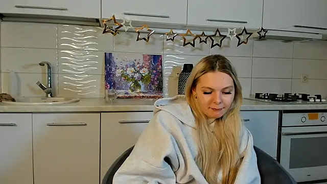 Snapshot of SynnoveEyre chatting on 02.06.25 SynnoveEyre online show from 02.06.25