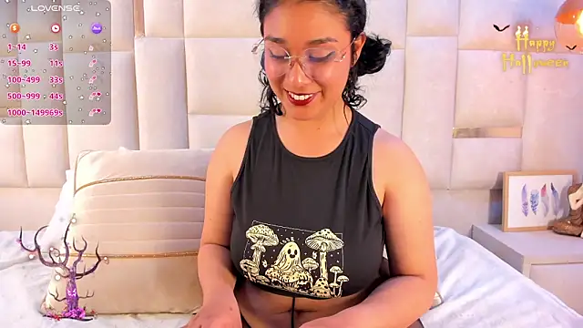 Snapshot of Tamara_palacios chatting on 10.30.25 Tamara palacios online show from 10.30.25