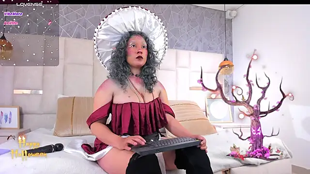 Snapshot of Tamara_palacios chatting on 10.31.25 Tamara palacios online show from 10.31.25