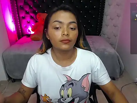Snapshot of madelein_m chatting on 02.21.25 madelein m online show from 02.21.25