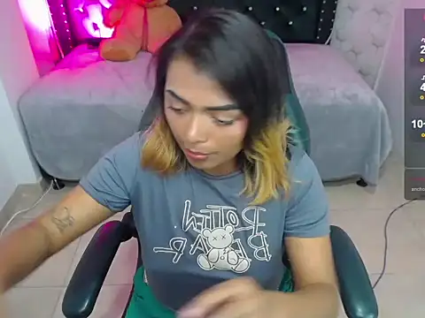 Snapshot of madelein_m chatting on 02.24.25 madelein m online show from 02.24.25
