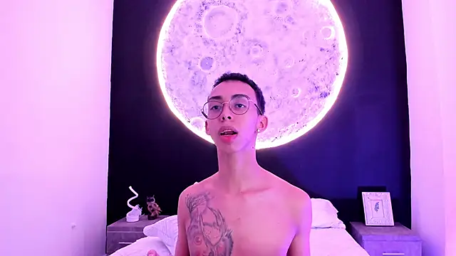 Snapshot of EthaanCox chatting on 02.15.25 EthaanCox online show from 02.15.25