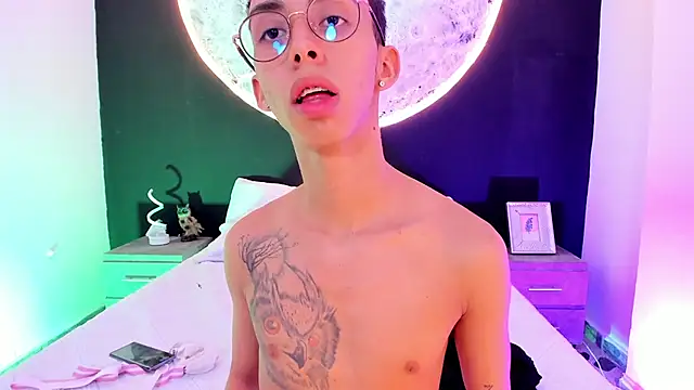 Snapshot of EthaanCox chatting on 02.19.25 EthaanCox online show from 02.19.25