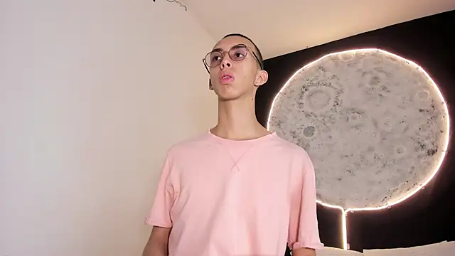 Snapshot of EthaanCox chatting on 03.08.25 EthaanCox online show from 03.08.25