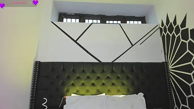 Snapshot of EthaanCox chatting on 09.21.25 EthaanCox online show from 09.21.25