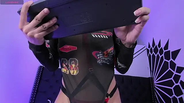 Snapshot of EthaanCox chatting on 10.16.25 EthaanCox online show from 10.16.25